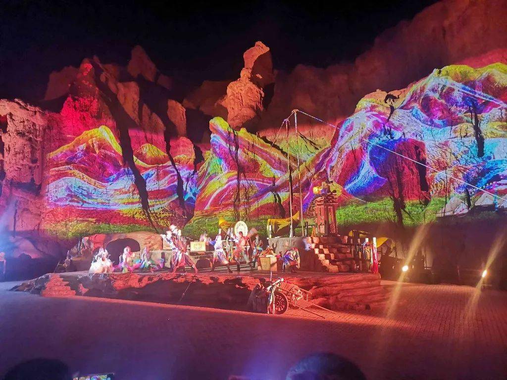 《阿兰拉格达》沉浸式梦幻山谷光影演绎,是张掖丹霞文化旅游股份有限