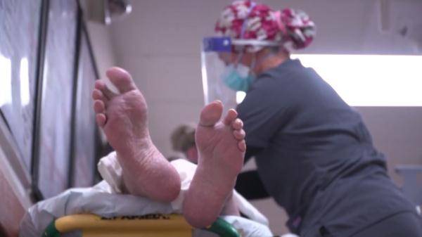 短缺问题|单日新增新冠死亡病例约1300例 全美各地医护人员短缺