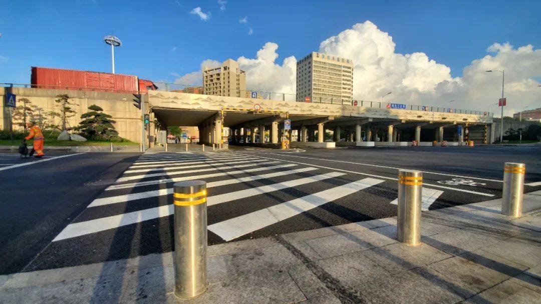 宝安首次新型缓冲防撞二次过街岛来啦