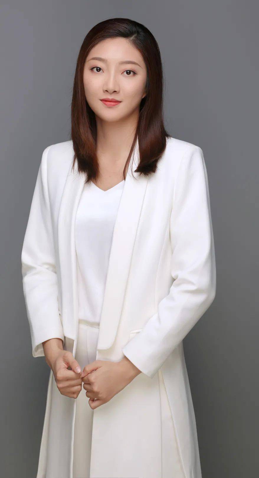 (小学,英语)姚慧莹(小学,数学)从左往右依次是:进入决赛的6位老师同时