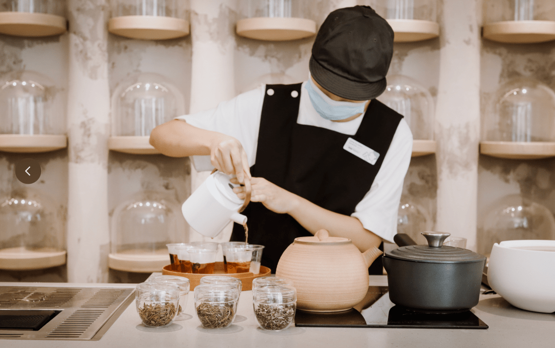 三楼的水滴型窗户在手冲茶区域的旁侧,金属材质刚中带柔,从楼上延伸