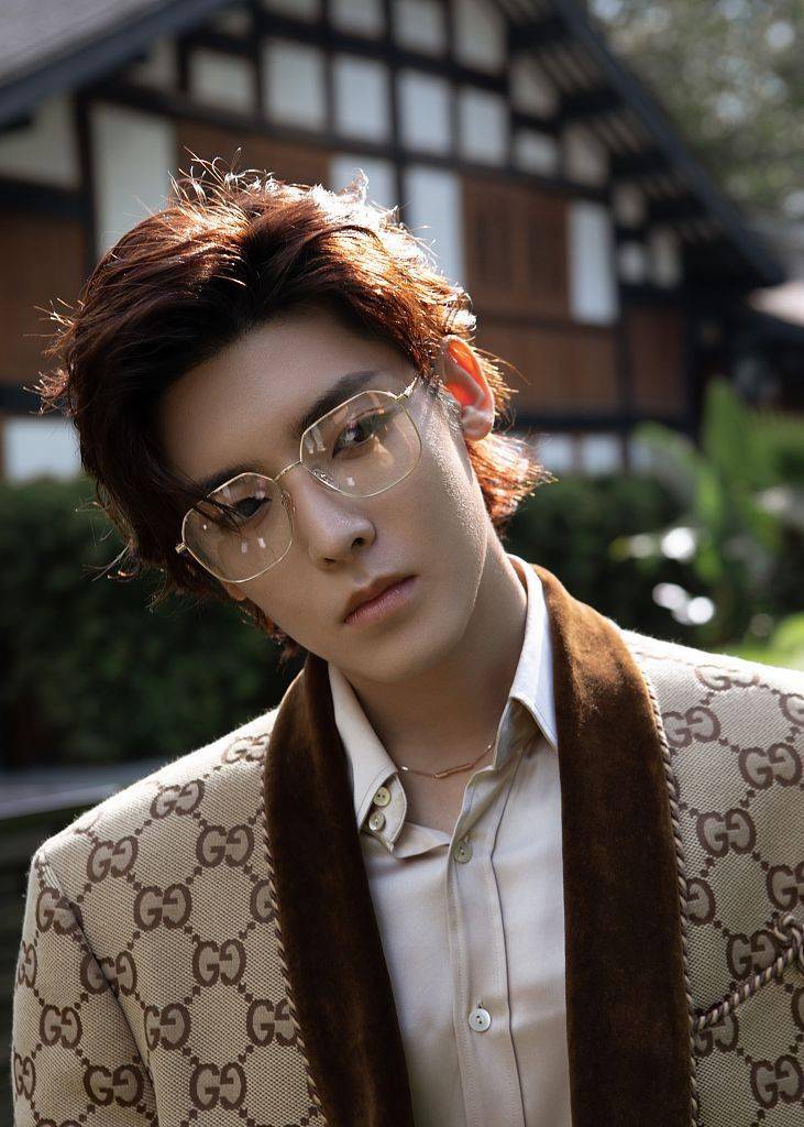 侯明昊复古雅痞眼睛造型苏感爆棚 质感高级西装加身绅士雅致