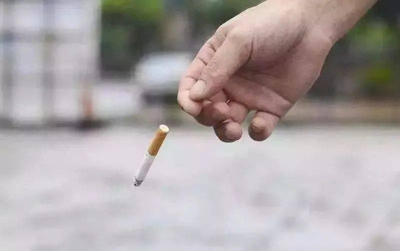 乱扔烟头.漫不经心地乱扔未熄灭的烟头极易引发火灾.
