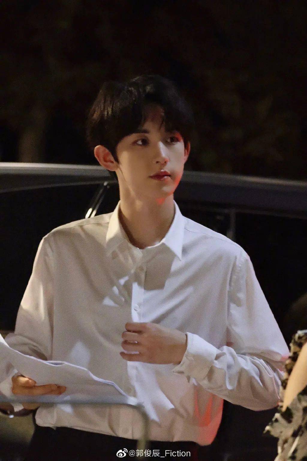 吴宇恒身穿白衬衫搭配黑色休闲裤,在复古与现代两种风格间游刃有余.