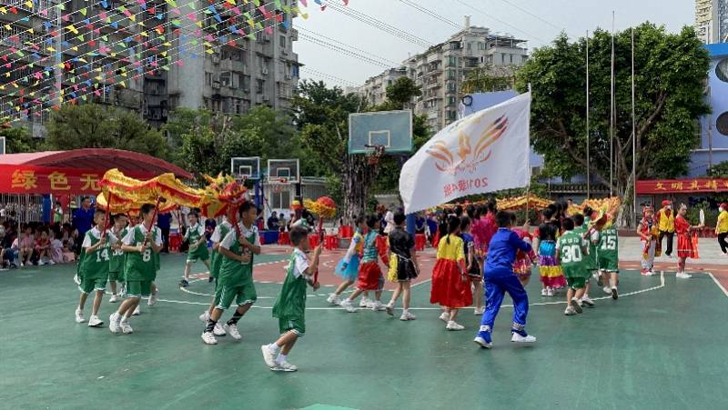 运动会|广州这所小学的校运会很特别!学生穿着各个民族的服装出场