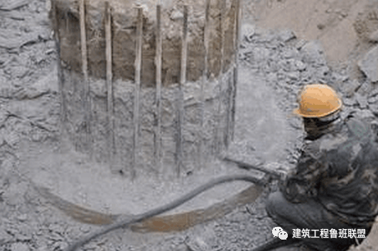 4  切断桩头 当全部钢筋凿出后,在桩顶标高以上3cm处水平环向间距