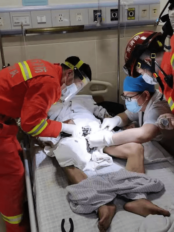 男子将戒指套进"命根子"后被卡5小时,医生:再不"摘"就没"命"了!