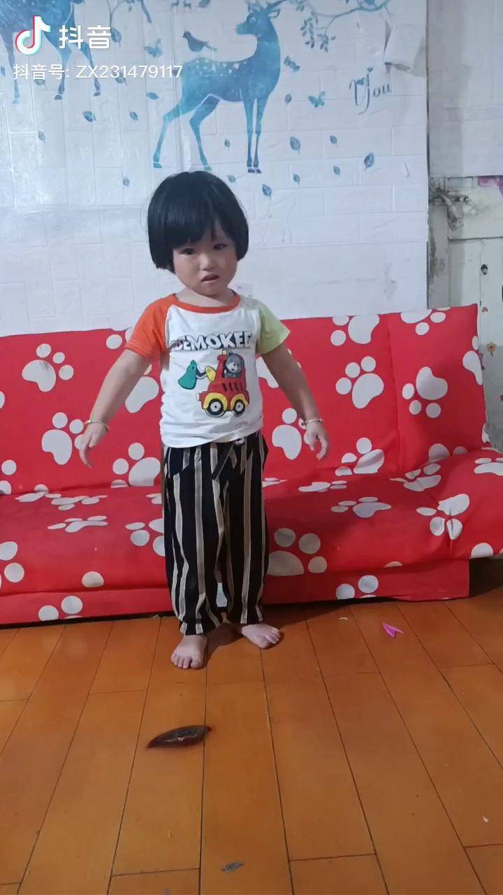 孩子真的长大了尿裤子知道害羞了爱跳舞的小姑娘一转眼就长大了