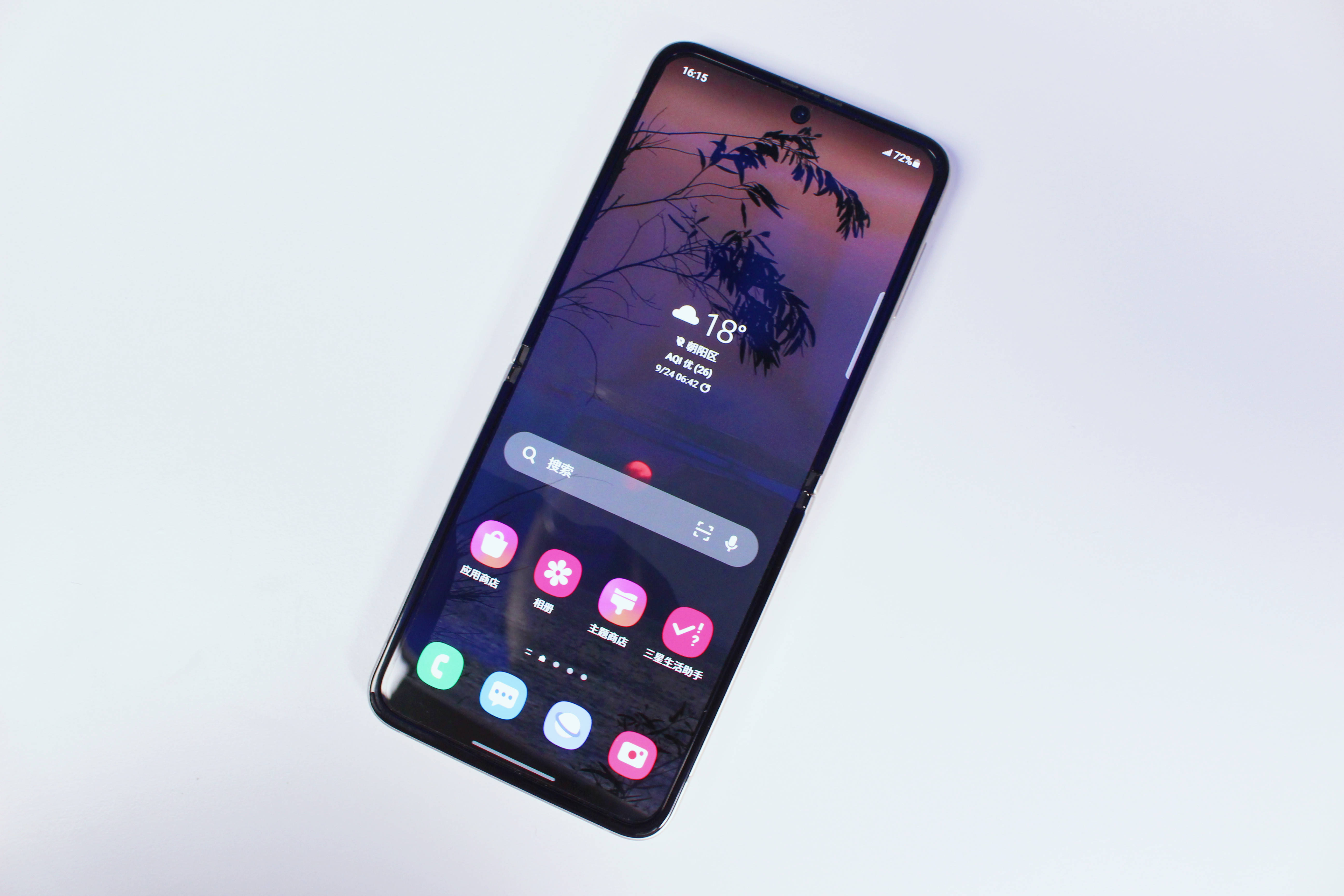 三星galaxy z flip3 5g图赏:能放在上衣口袋的小小"粉饼盒"