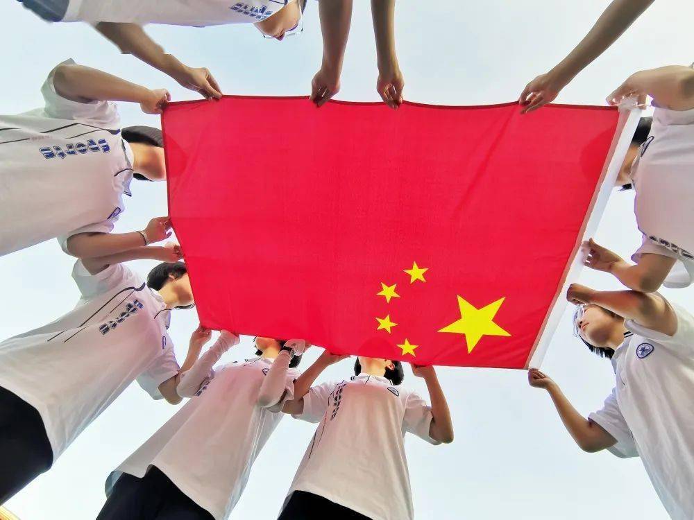 我和国旗合个影看宁化少先队员花式告白祖国