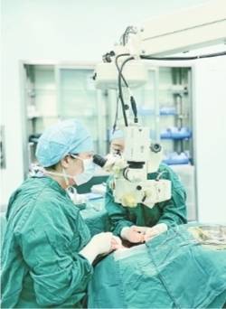 视力|板栗砸眼后三次手术保视力