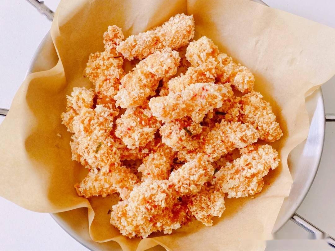 【香酥炸龙利鱼柳】-食材以及调味料的准备:龙利鱼,面包糠,鸡蛋,姜片