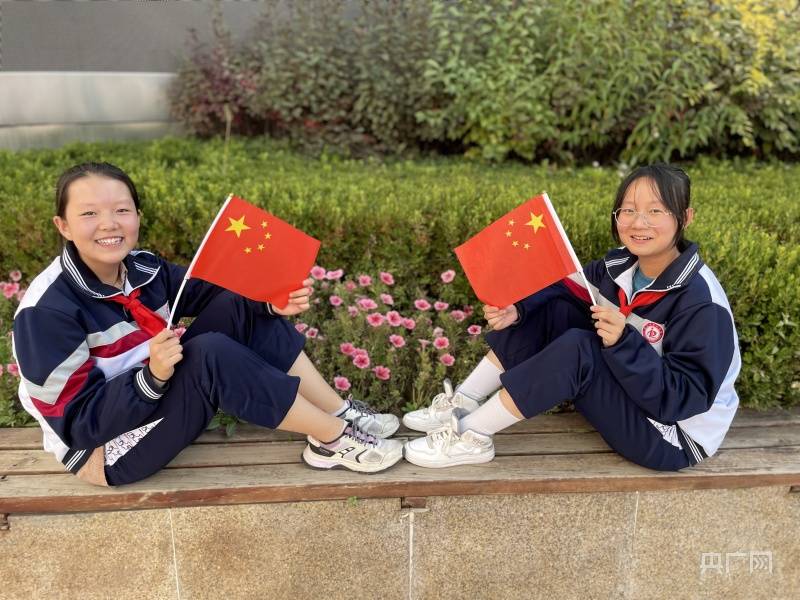 西宁市第一中学七年级学生与国旗合影(央广网发 魏小英 摄)黄南藏族