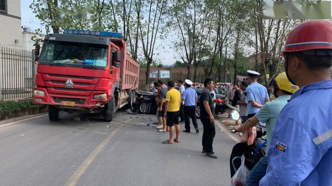 宜宾一黑色轿车撞上大货车,直接报废!现场一片狼藉…_车祸