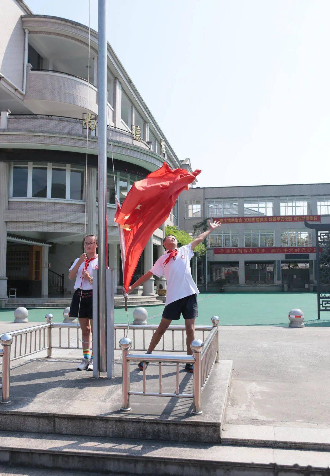 向国旗敬礼,是今天最美的风景!_小学