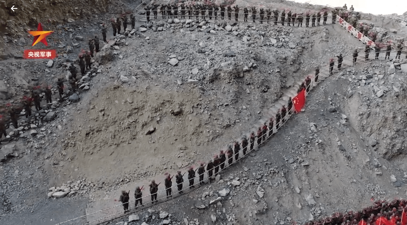 大好河山寸土不讓無人機在喀喇崑崙升起國旗邊防官兵高唱國歌