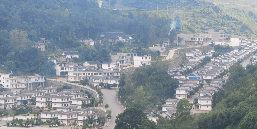 六盘水市六枝特区搬迁群众搬进新家园过上新生活