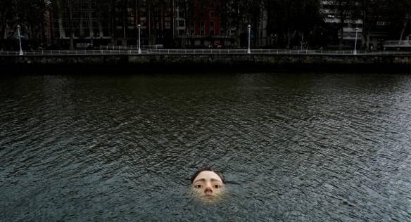 莫名恐怖西班牙河中现少女大脸警示气候变化