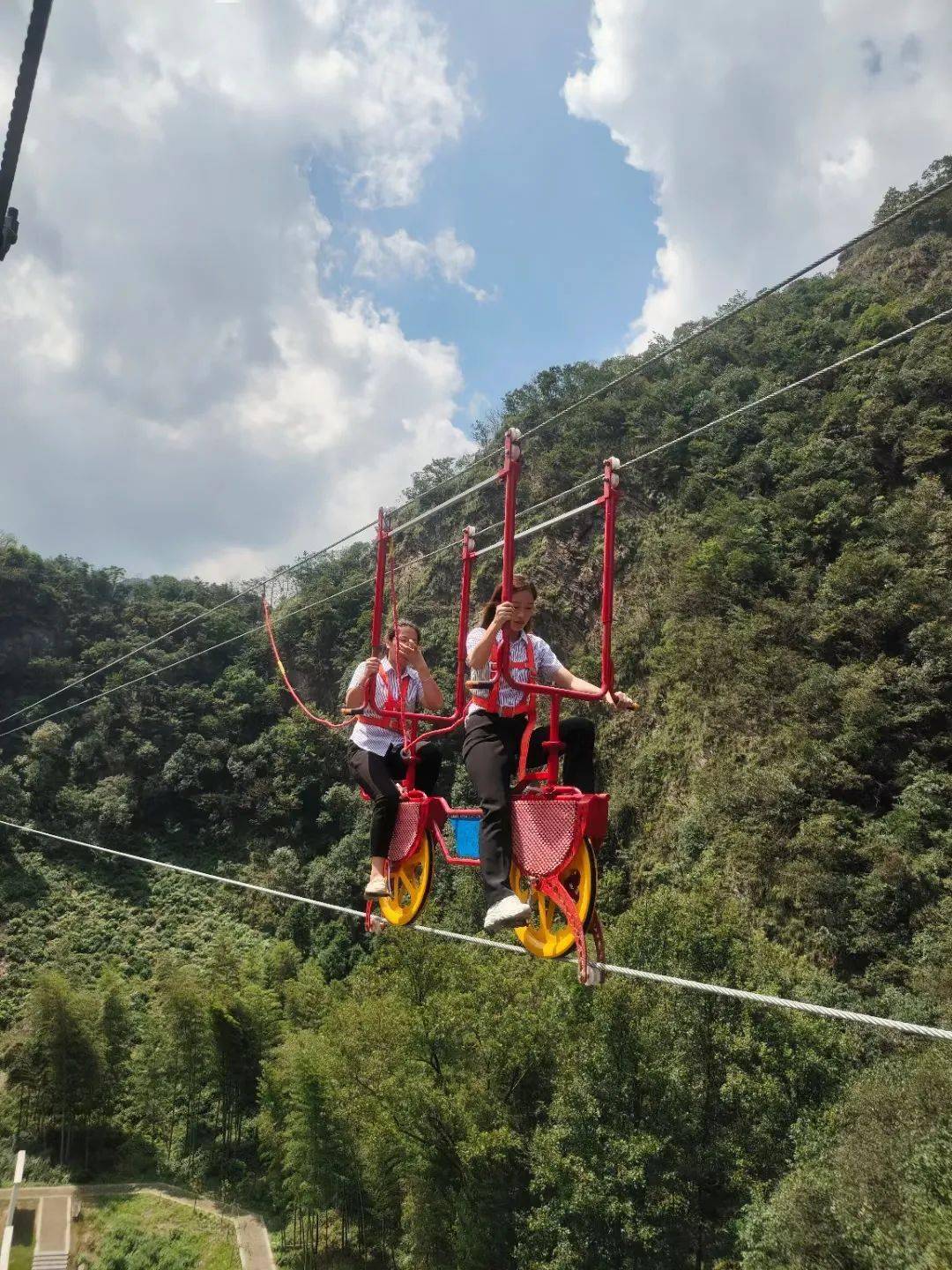 步步惊心六安首个镂空玻璃吊桥和高空自行车上线留言有奖