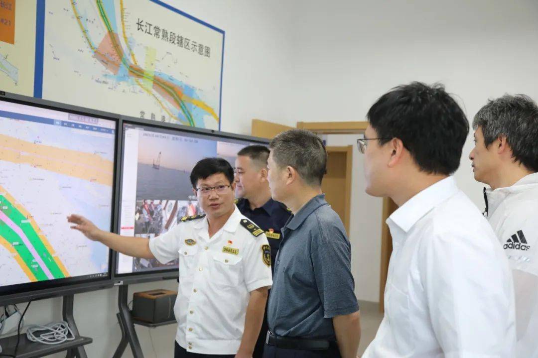 国庆首日江苏海事局副局长王秀峰到海太过江通道勘察一线检查指导工作