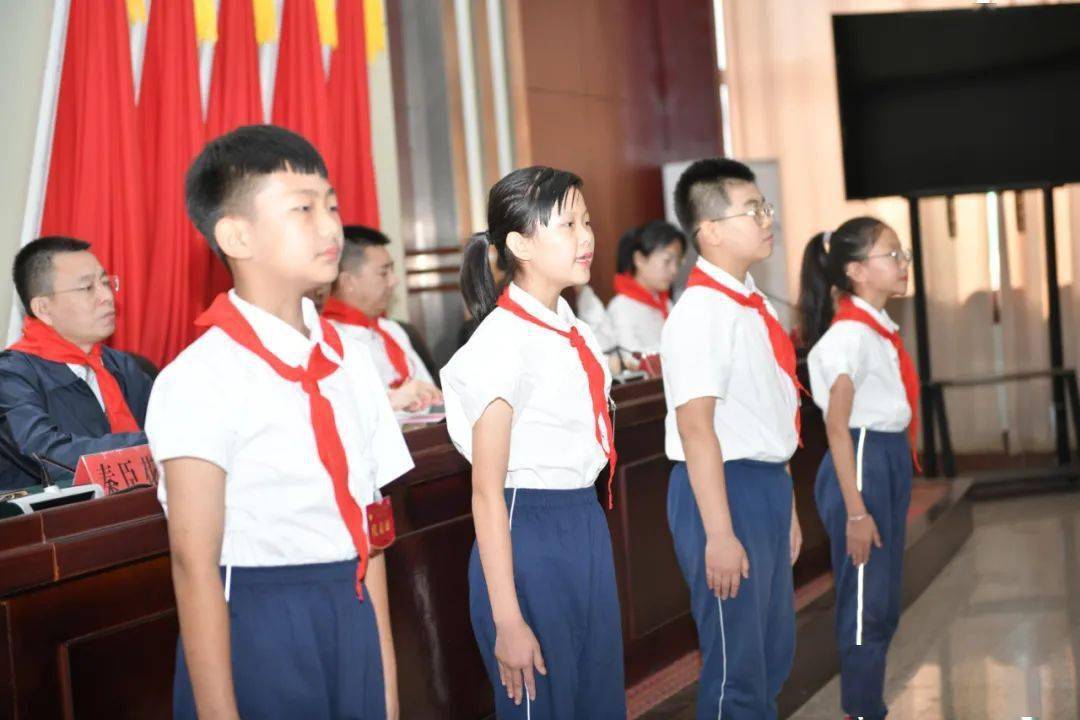 献红领巾县委副书记,县少工委名誉主任孙惠生,人大常委会副主任于彩霞