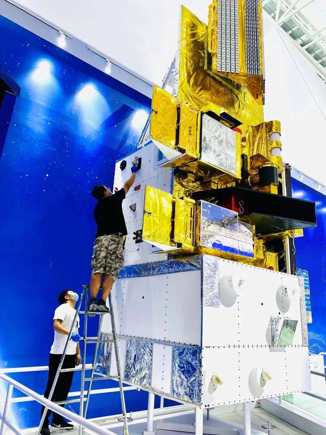 太阳|近6米高“真”卫星首次亮相珠海航展，它是上海研制的初样星