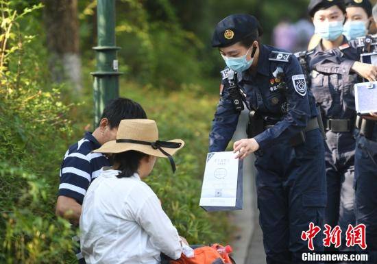 女子|杭州西湖西溪女子巡逻队巡逻服务游客