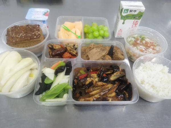 记者在医院看到哈尔滨市第二医院对康复者的三餐进行了营养搭配同时还