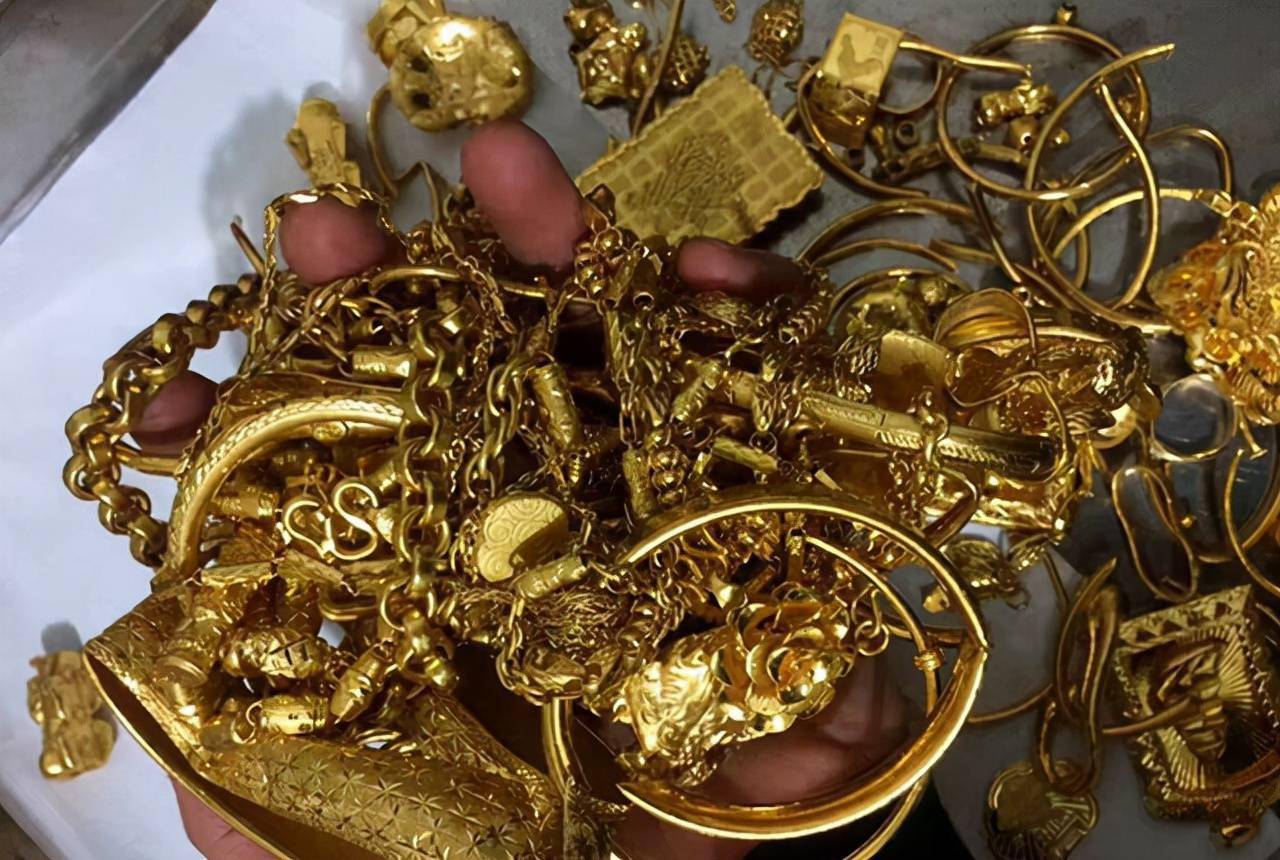 早些年，买黄金饰品“免”手工费？为啥现在突然又收了，两点原因_搜狐网