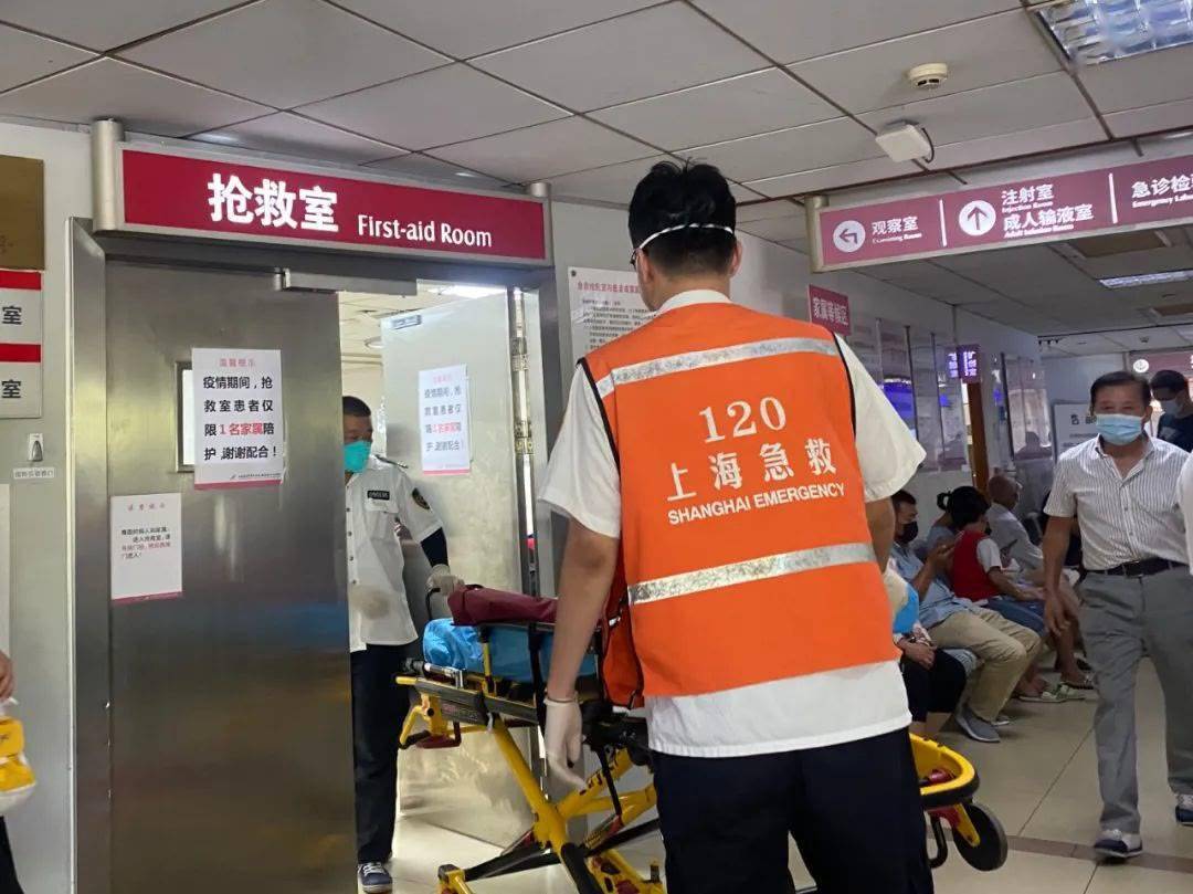 120救护车抵达区中心医院急诊门口,躺在急诊床上的老人被送往抢救室