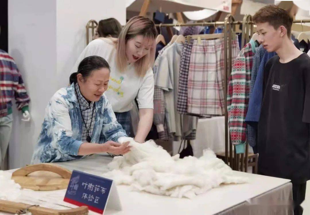 时尚曾是全球时尚鼻祖的松江布，70多年后“回归”永安百货 | 封面回访