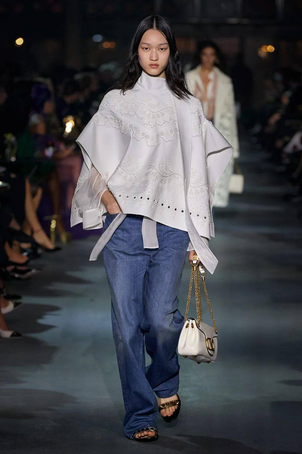 廓形 Valentino 2022 春季系列发布，刺绣、蕾丝、印花…… 尽显高级！