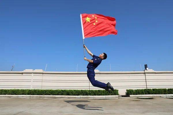 我和国旗合个影 "蓝朋友"花式表白:我爱你,祖国!