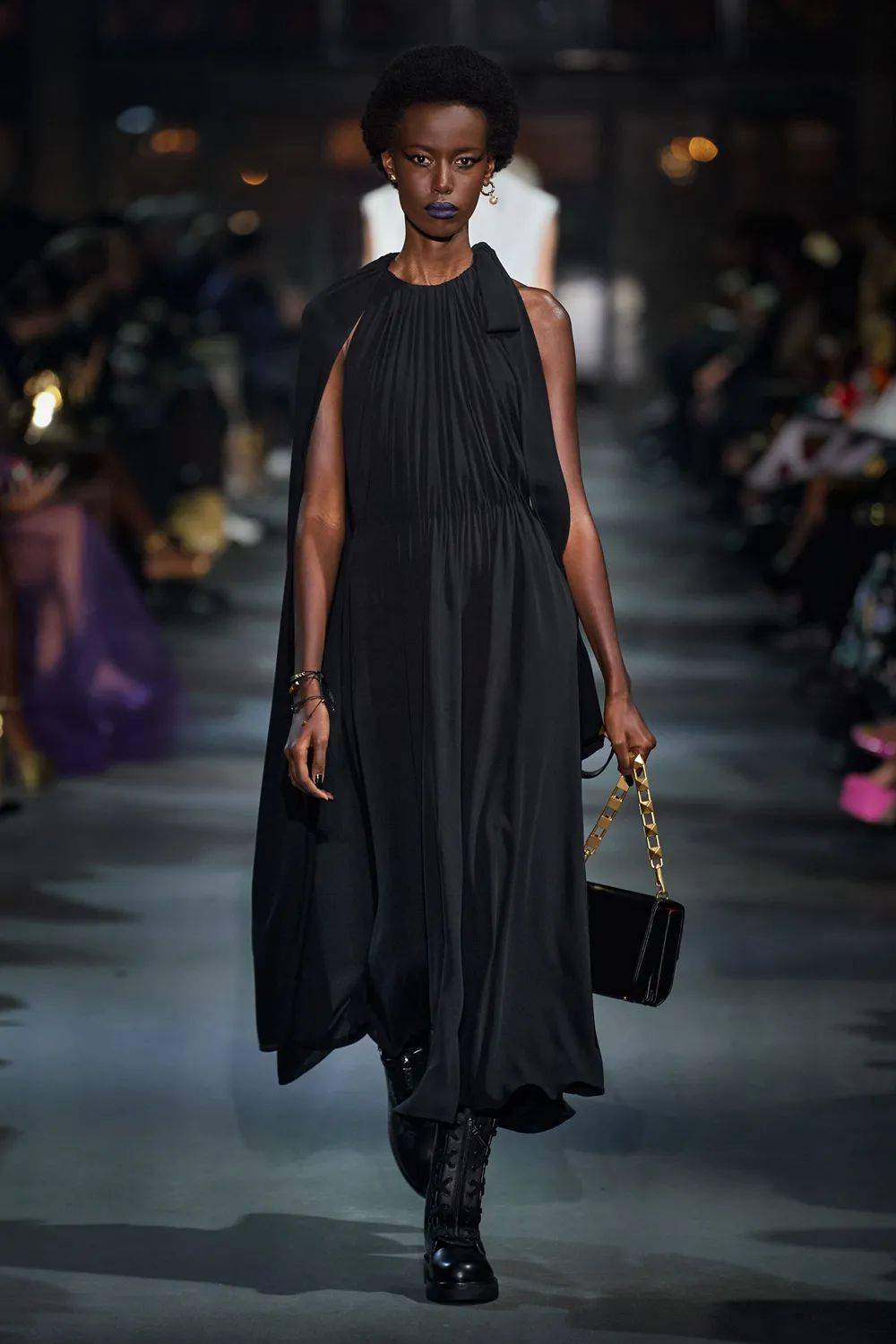 廓形 Valentino 2022 春季系列发布，刺绣、蕾丝、印花…… 尽显高级！