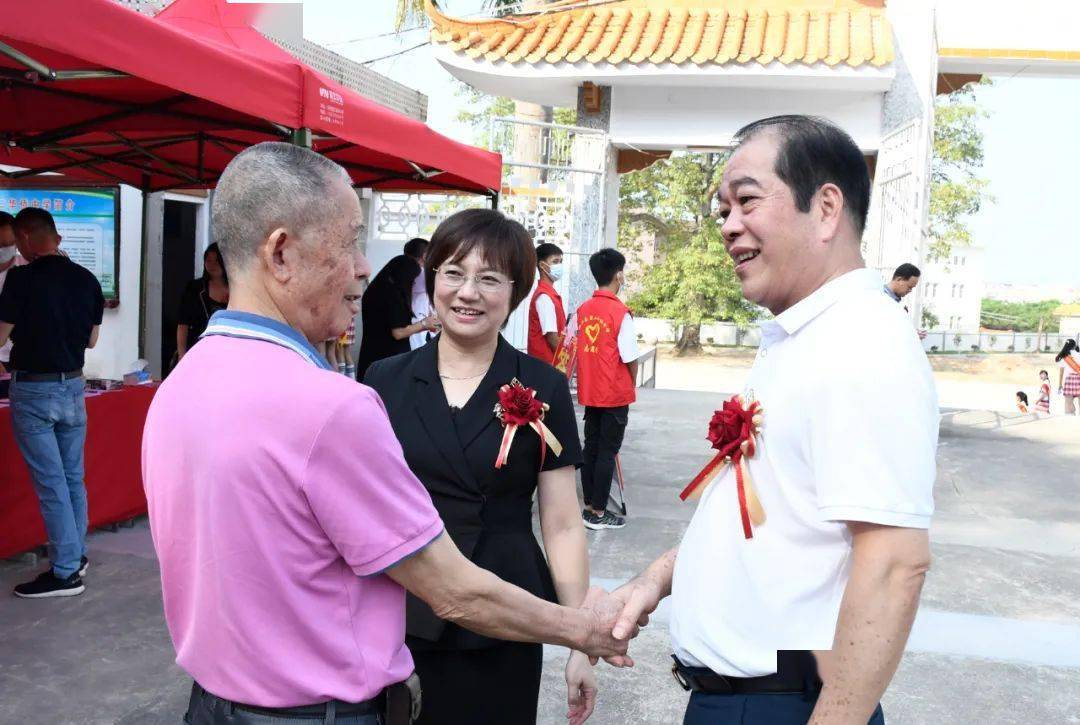 中学校长杨虹,贡山总部经济联合社王锡宏等各村委书记的努力奔走下,在