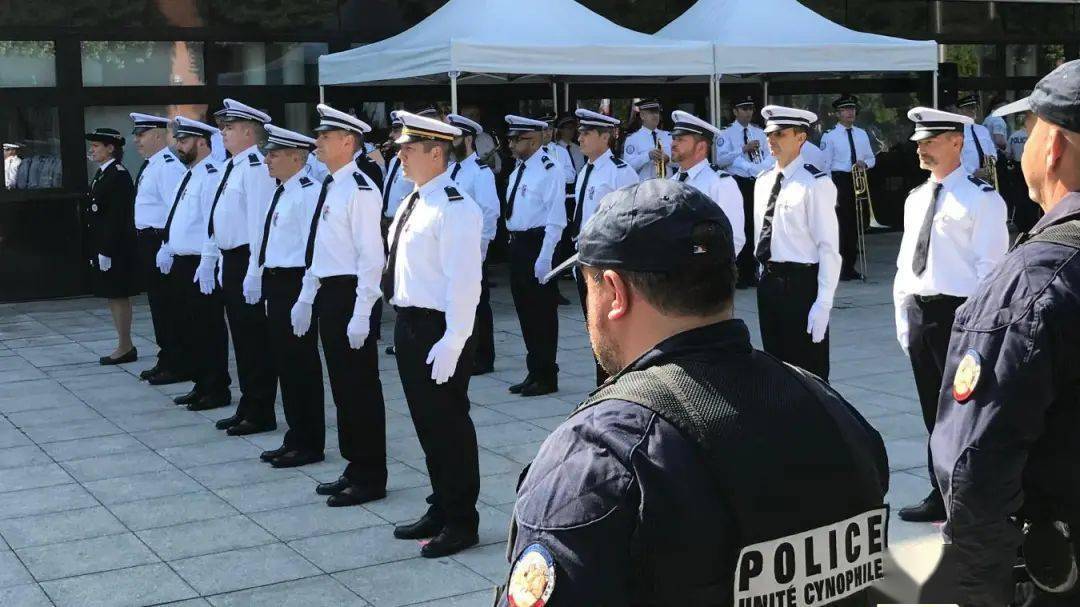 法国警察人手一件「巴黎世家」!这些不起眼的制服竟都是大牌设计?