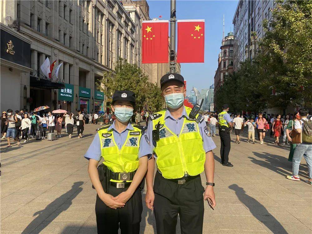 黄浦分局半淞园派出所吴克潮(右)与女儿