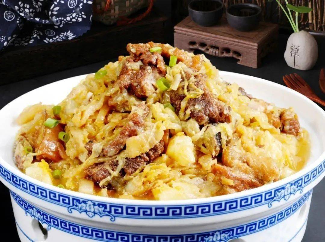 巴盟猪肉烩酸菜讲究将菜烩干烩烂猪槽头肉中的油脂被酸菜吸收酸菜不再