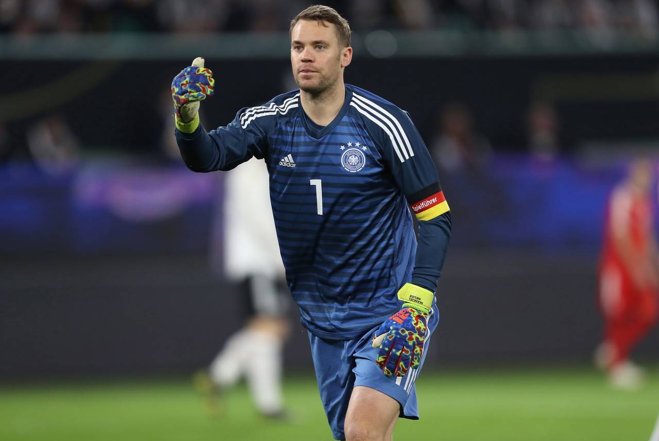 记者:德国队进行首堂训练课,诺伊尔单独训练