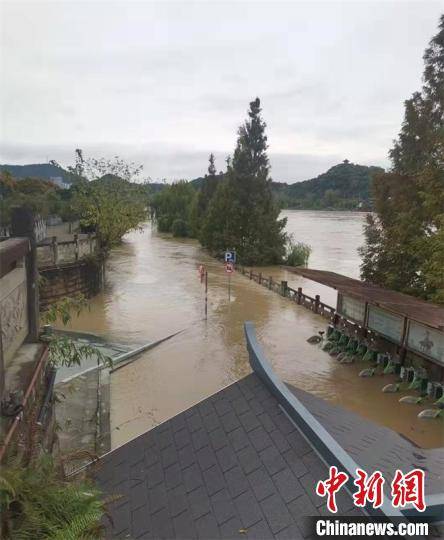 四川阆中大雨图片