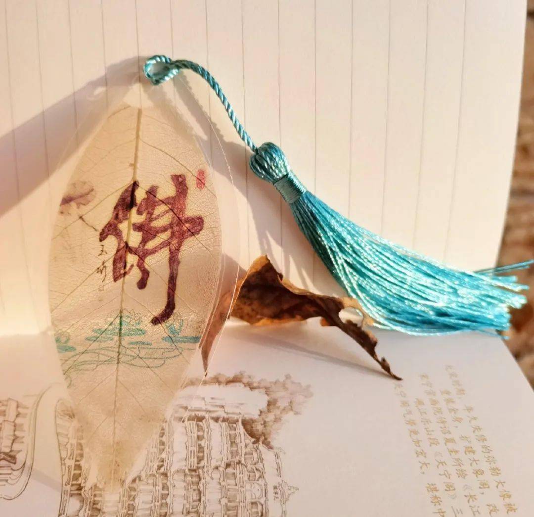 落叶书签，好适合这个季节啊！大佛笔筒+圆珠笔，经典的搭配。简约的笔筒