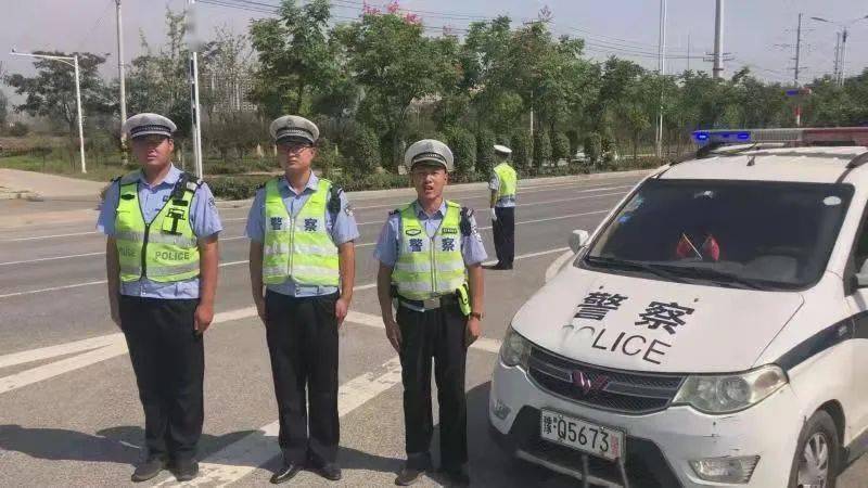 上蔡县公安局交警大队全体民警,辅警坚守岗位,维护道路交通秩序,为