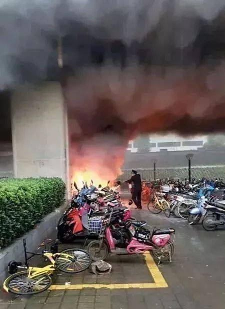 (電動車爆燃,單元門被嚴重燒燬)