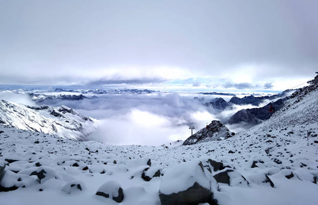 雪山|国庆大假第六天，达古冰川再迎降雪，正式进入冰雪旅游季