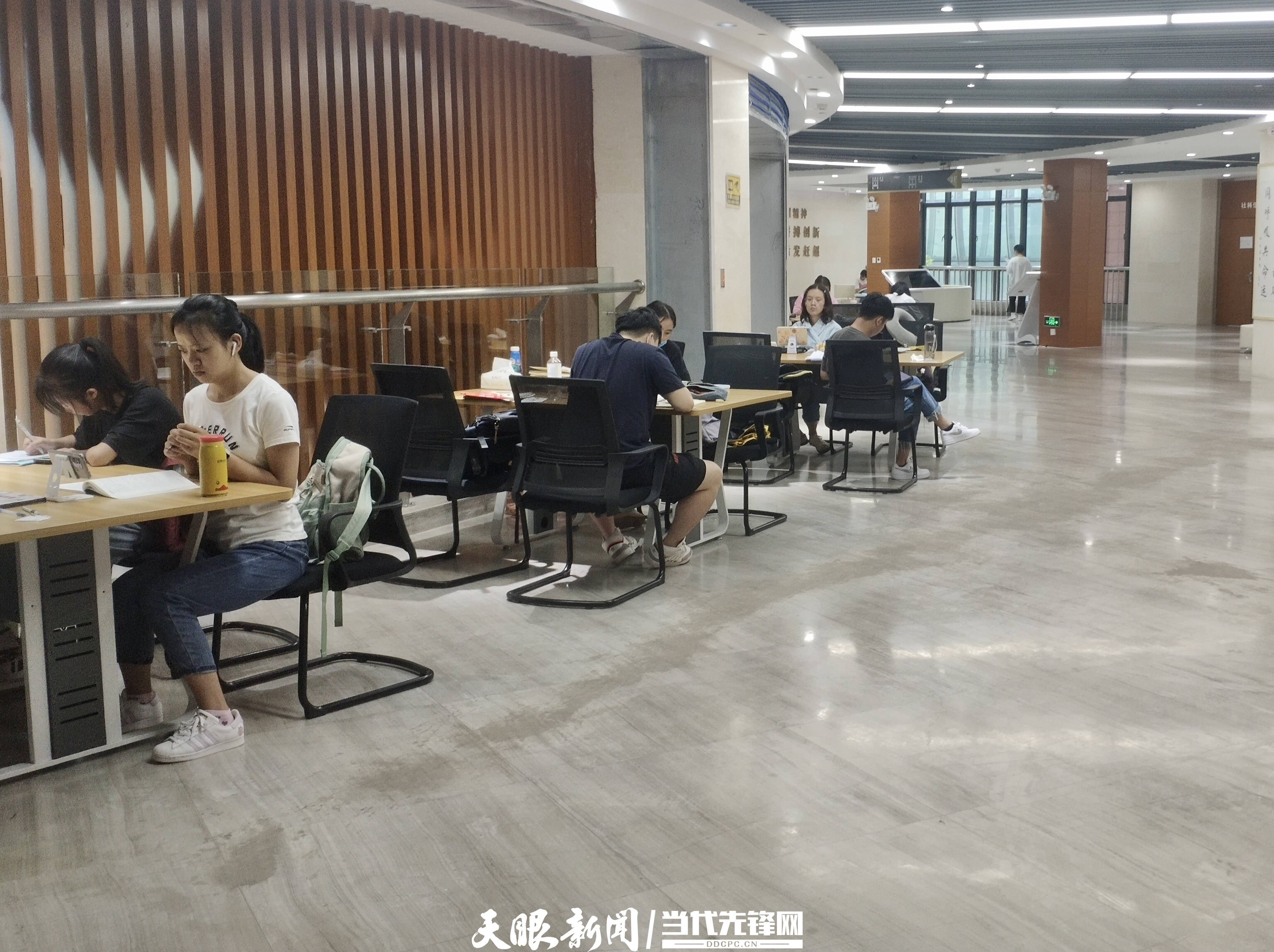 假期好读书黔西市图书馆读者排长队国庆学习不打烊