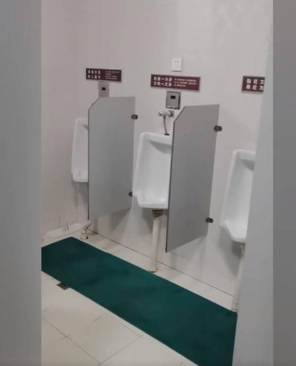安徽一景区女游客挤爆男厕所 男孩急上厕所无奈报警求助
