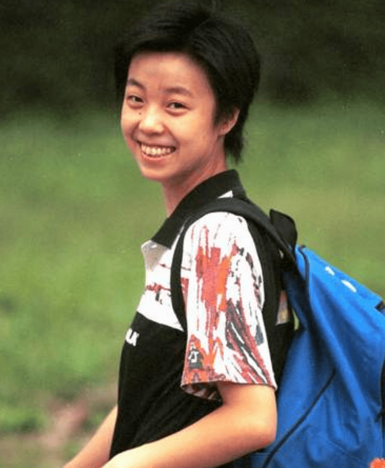 基因强!张怡宁儿时照片曝光,与女儿一模一样,可爱的"小魔王"