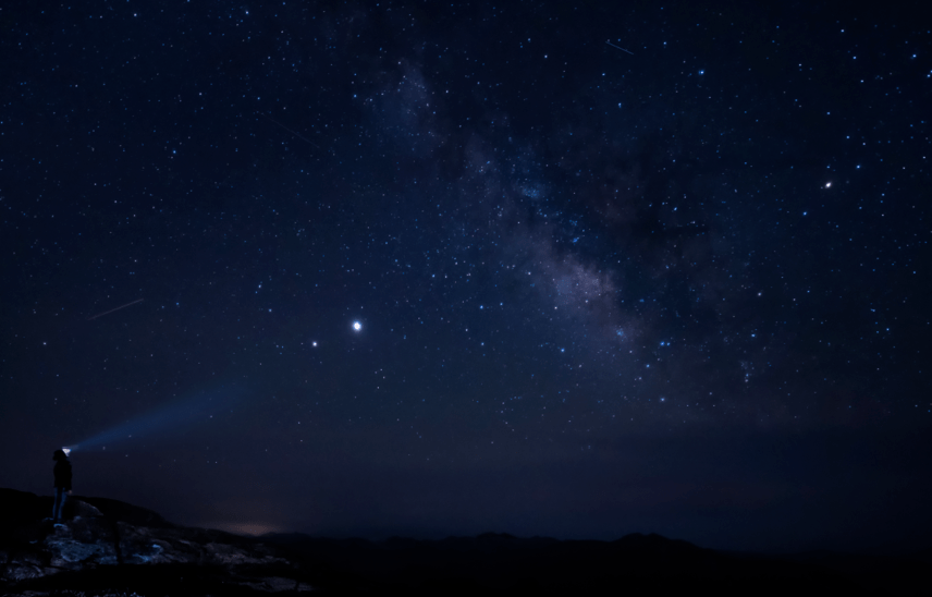 頭頂星河璀璨,似乎只要伸出雙手就可以撫摸到銀白的月亮和星星