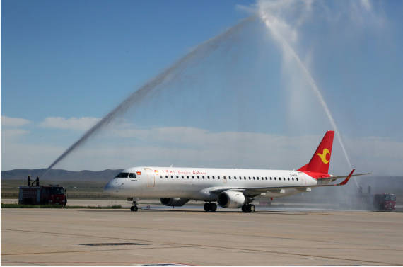锡林浩特直飞乌兰浩特航班举行过水门仪式.新华社记者 李云平 摄