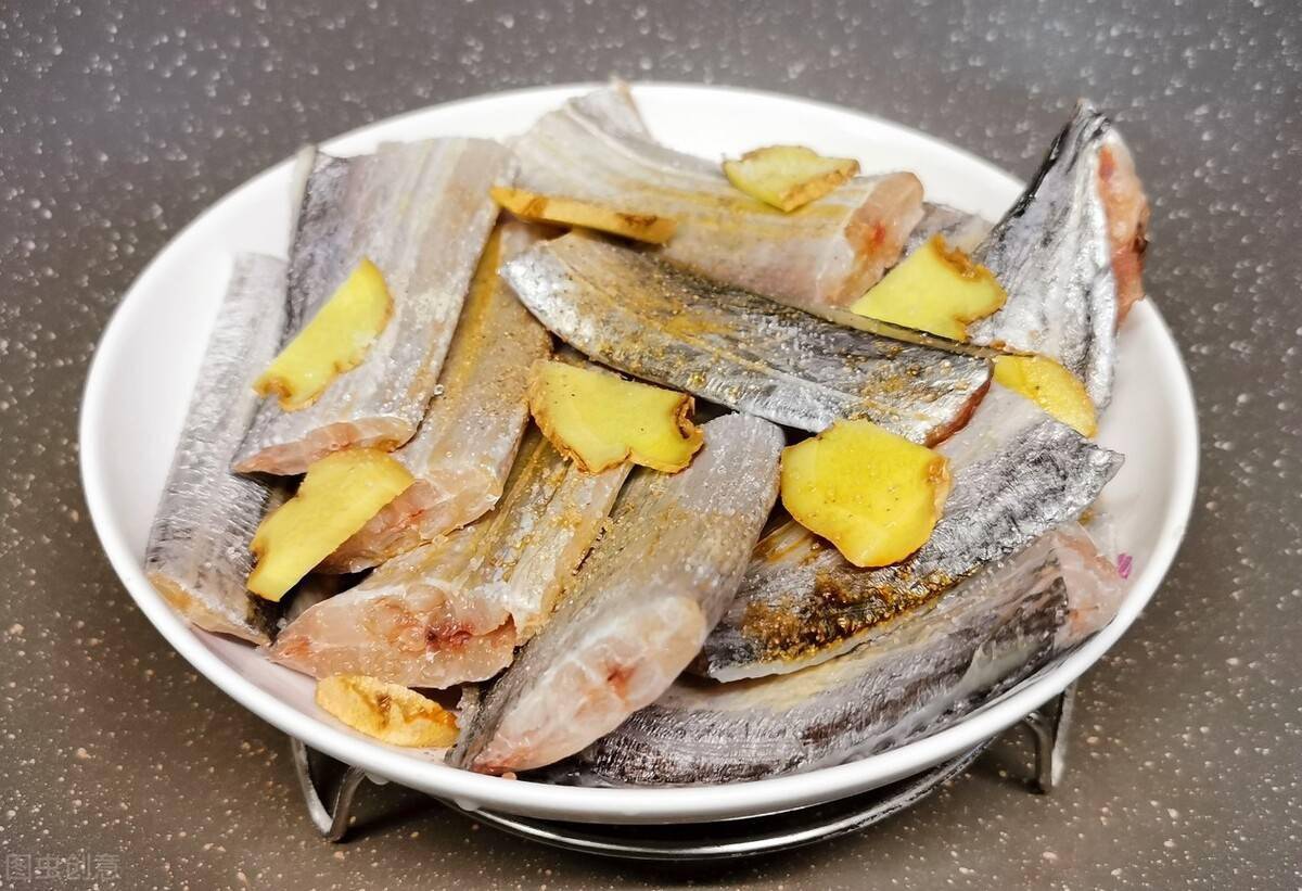 老渔民教你做清蒸带鱼原汁原味鲜嫩无比一点腥味都没有